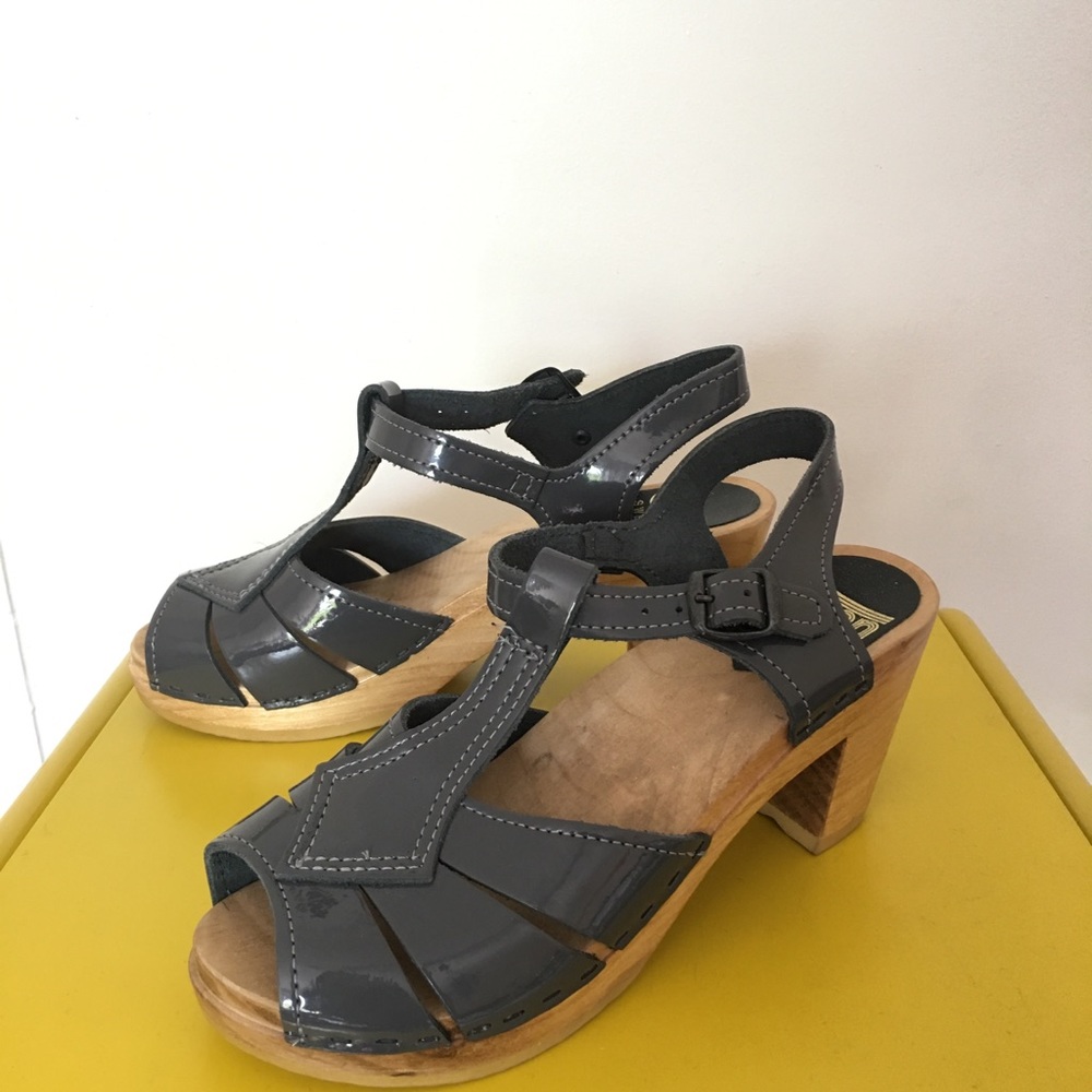 Sven Clogs NWOT High T-Strap open toed size 38